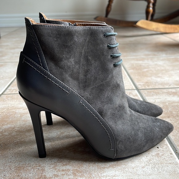 NWOT H Halston Grey Suede Tie-Up Pointed Booties in Sz 8 - Picture 2 of 5
